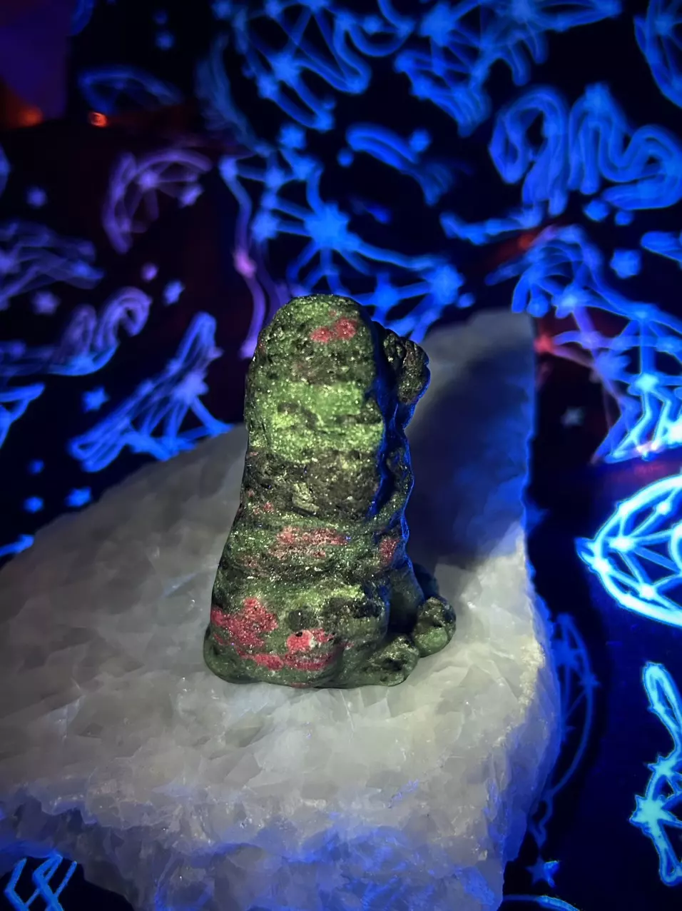 plant/Ruby in Zoisite Carving Sm - Seated Lion (UV Reactive)-4