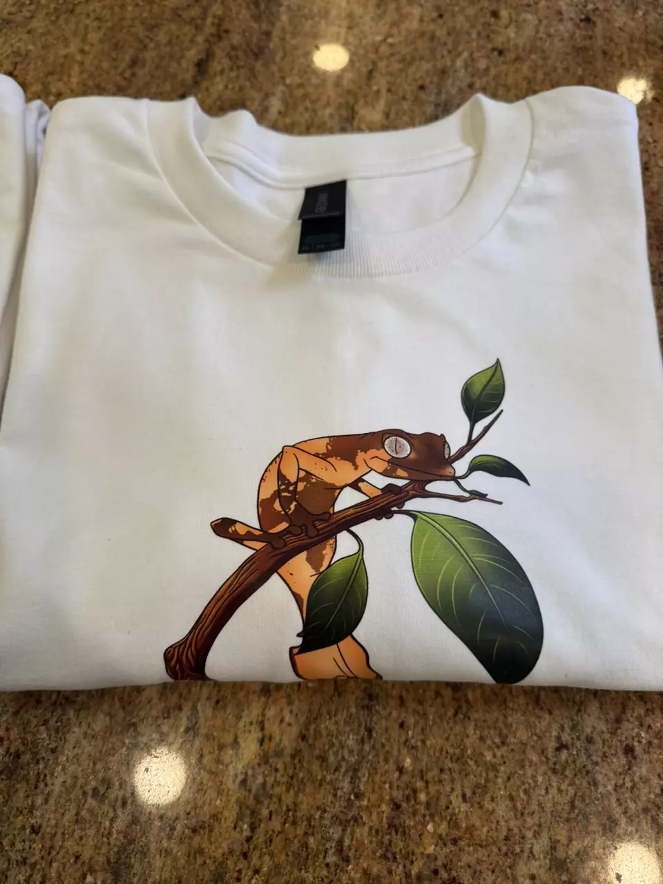 plant/Uroplatus phantasticus gecko T-shirt; black or white, specify size  -0