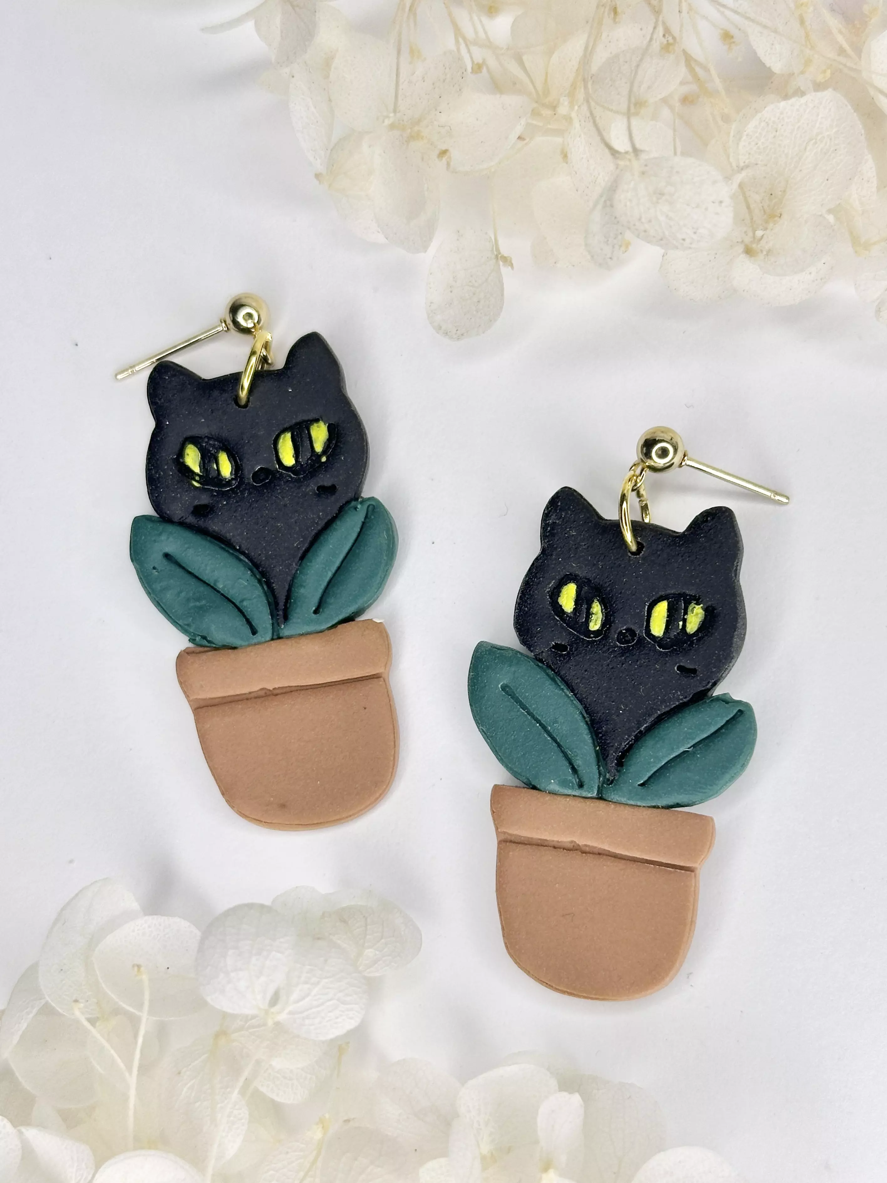 plant/Sneaky Cat on Plant -0