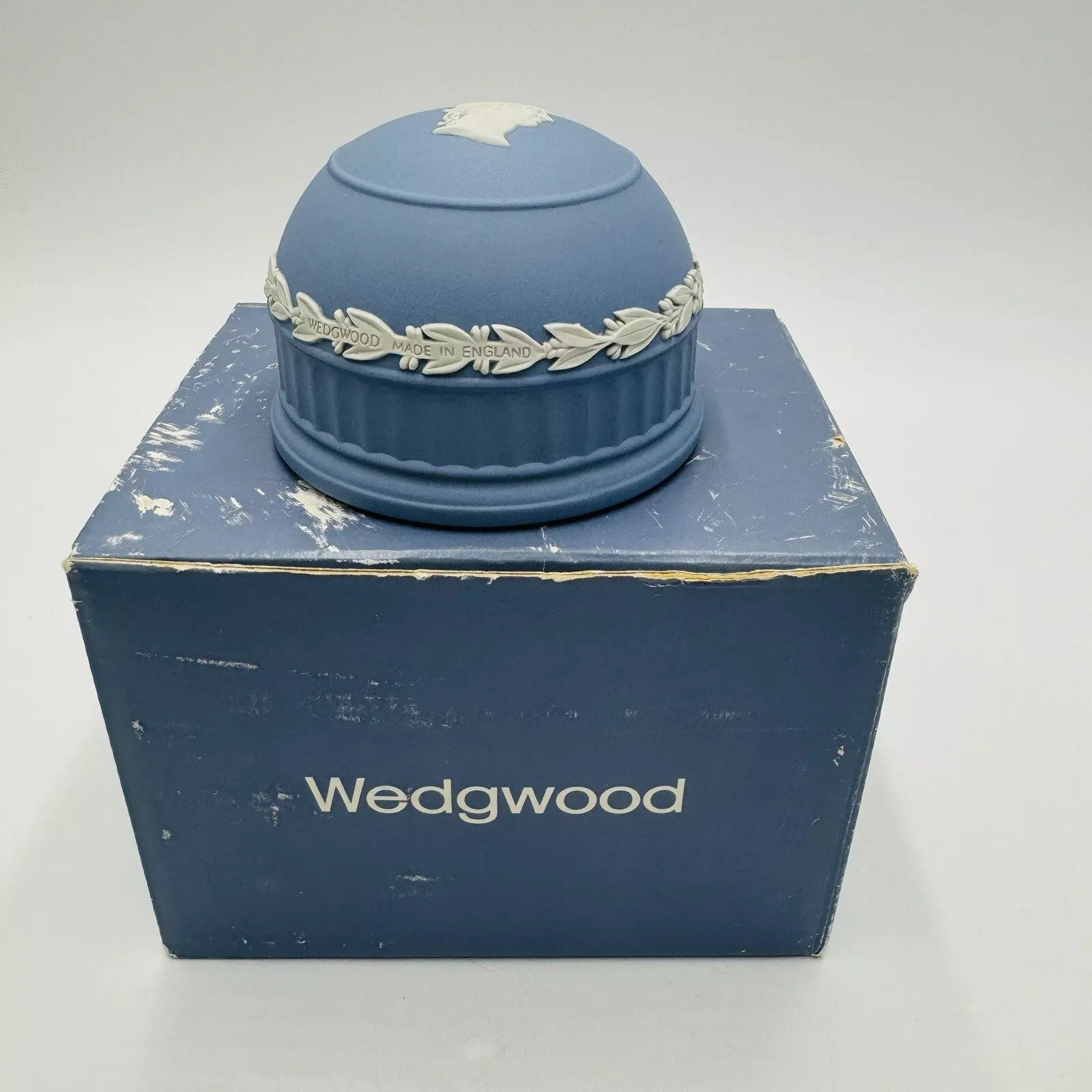 plant/Wedgwood  Jasperware Blue PAPERWEIGHT JULIUS CAESAR Vintage England-0