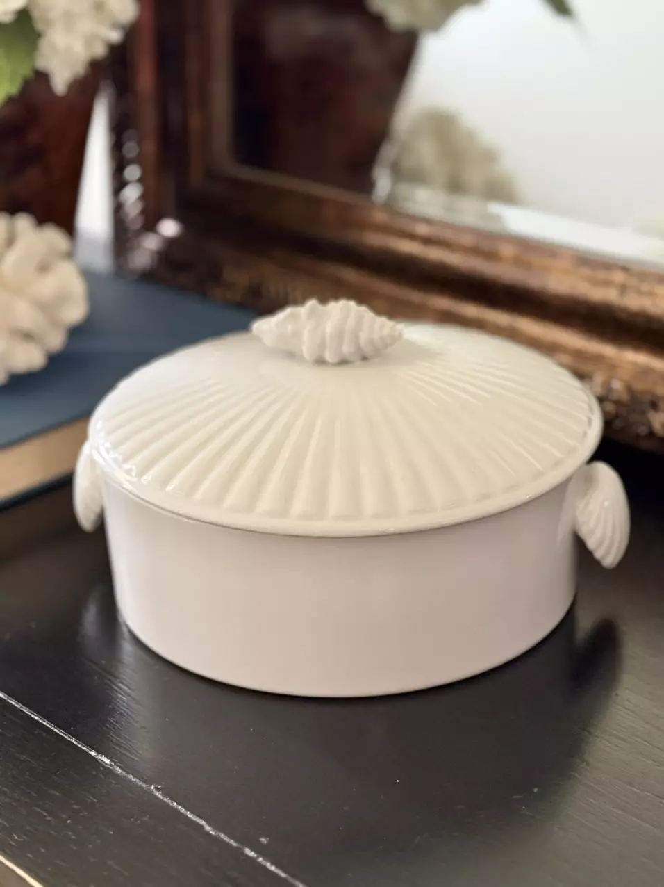 plant/Seashell Motif Covered Porcelain Pot-0