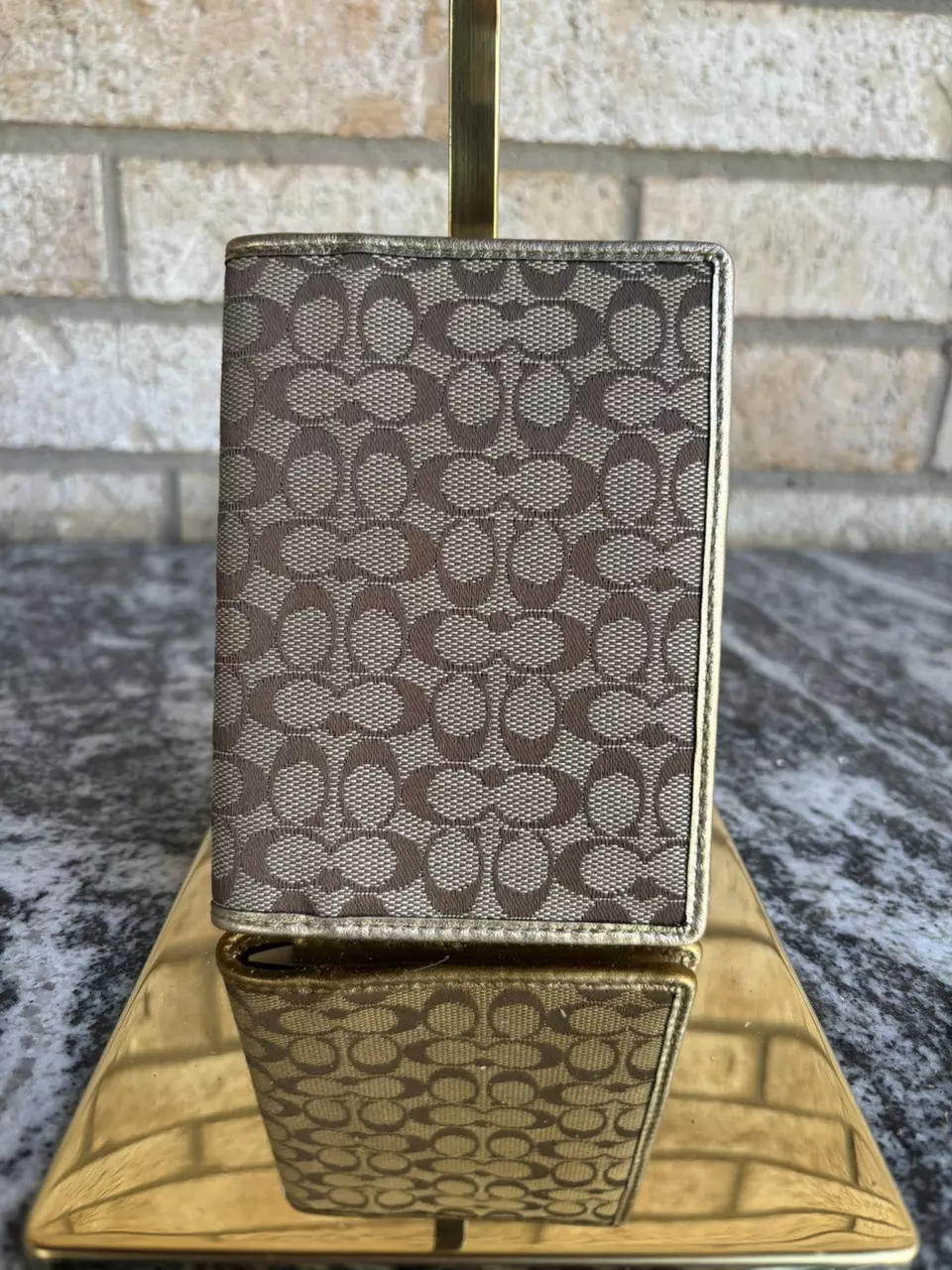 plant/662. COACH NWT Passport Holder-0