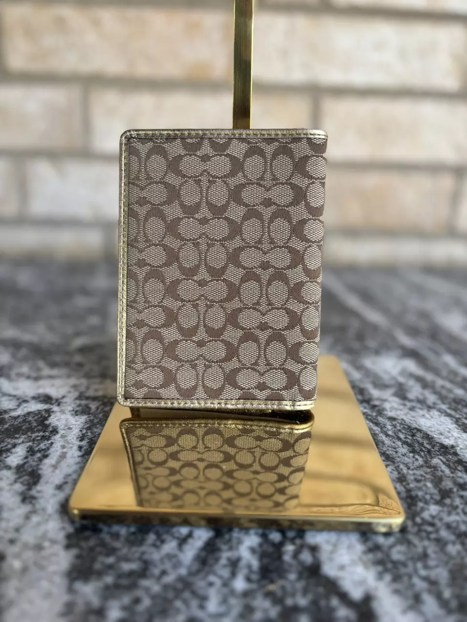 plant/662. COACH NWT Passport Holder-2