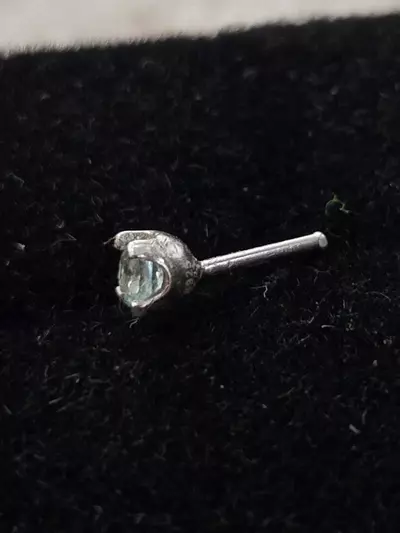 plant/Vanadium Beryl nose stud-1-thumbnail