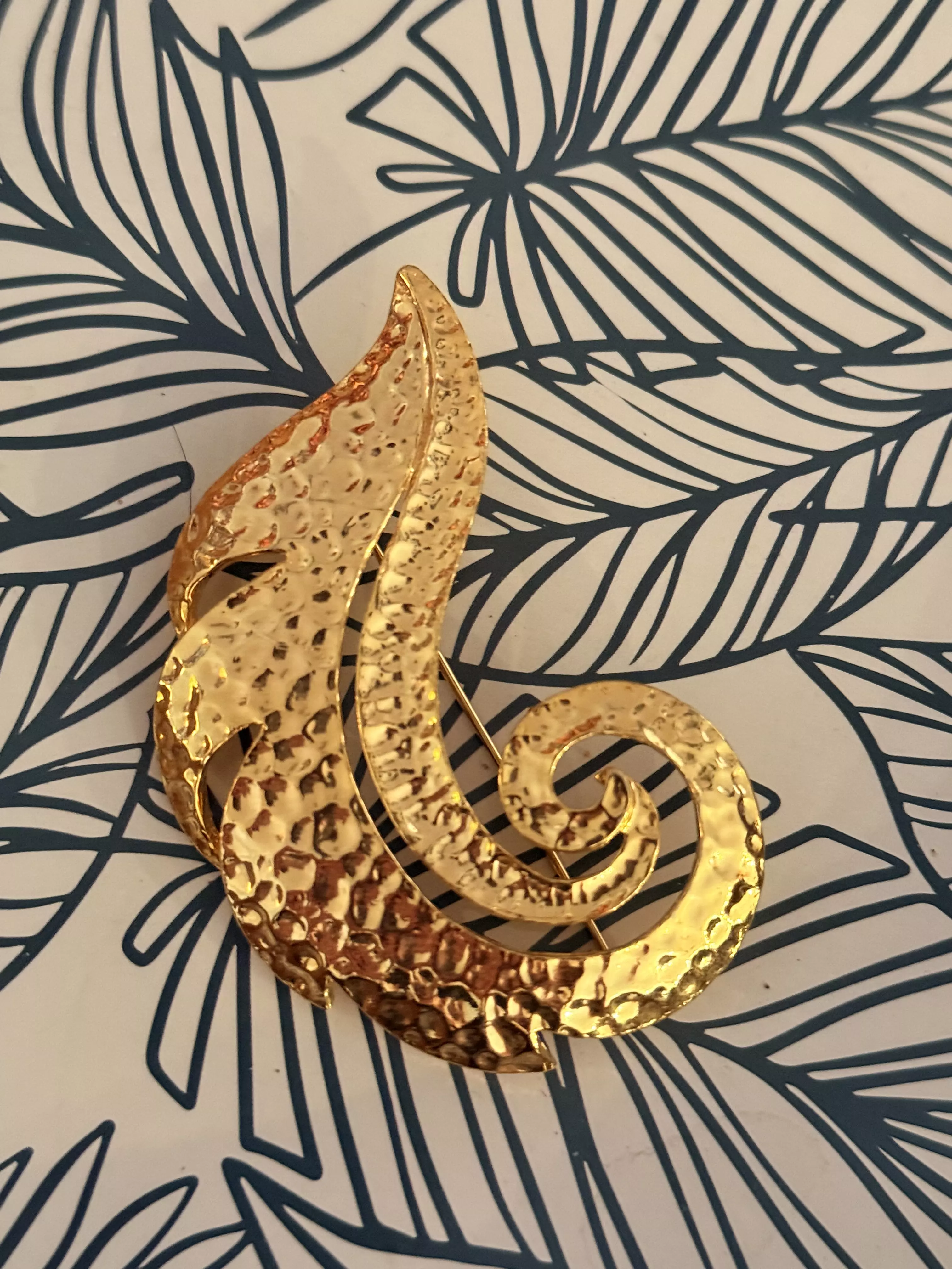 plant/11.Vintage Brooch Pin Huge 3” Abstract Leaf Textured Gold Tone-0