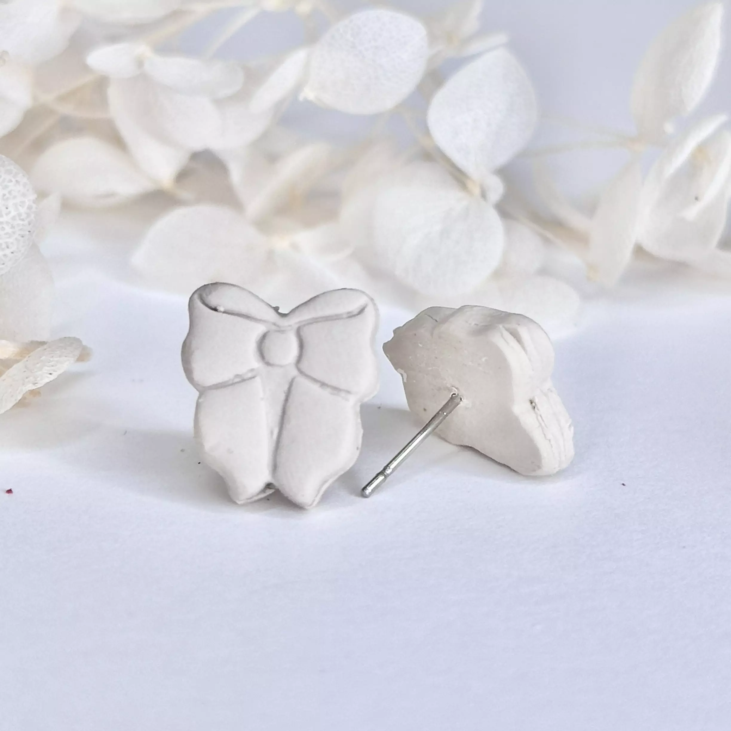 plant/White Bow Studs-0