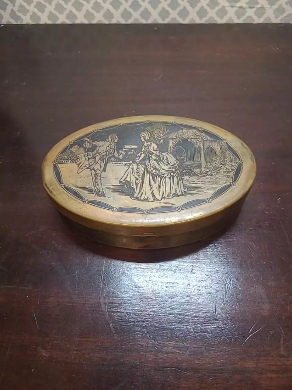 plant/Vintage Oval Brass with Black Enamel Courting Couple Lid Trinket Metal-0