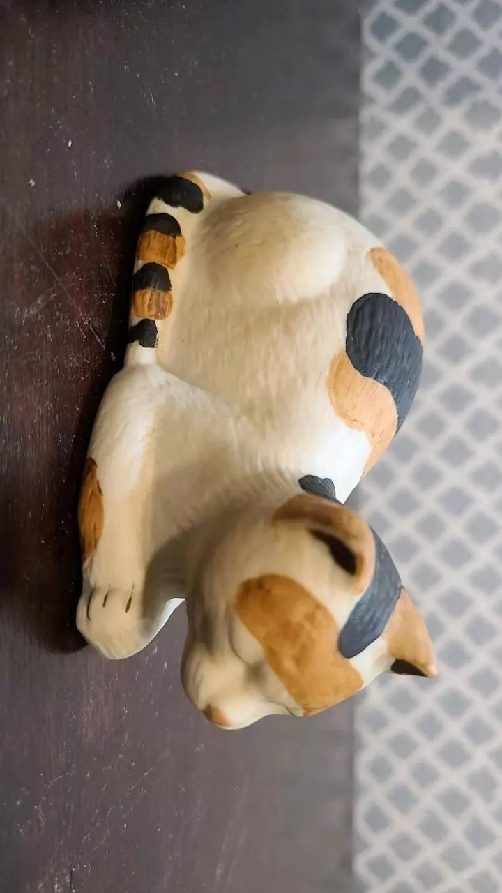 plant/Mary Lake Thompson Silvestri Porcelain Calico Kitty Cat Figurine Sleep Cuddles-0