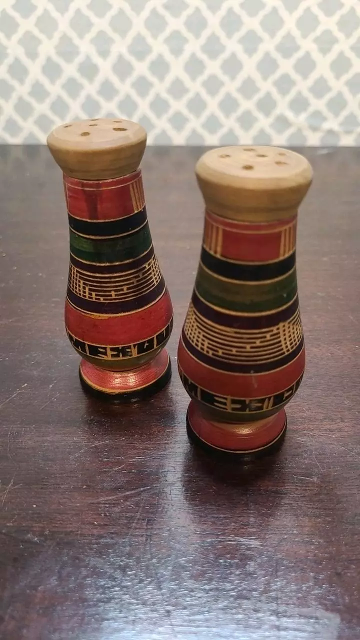 plant/Vtg Mexico Wooden Hand Carved And Painted Salt & Pepper Shakers 4"-0