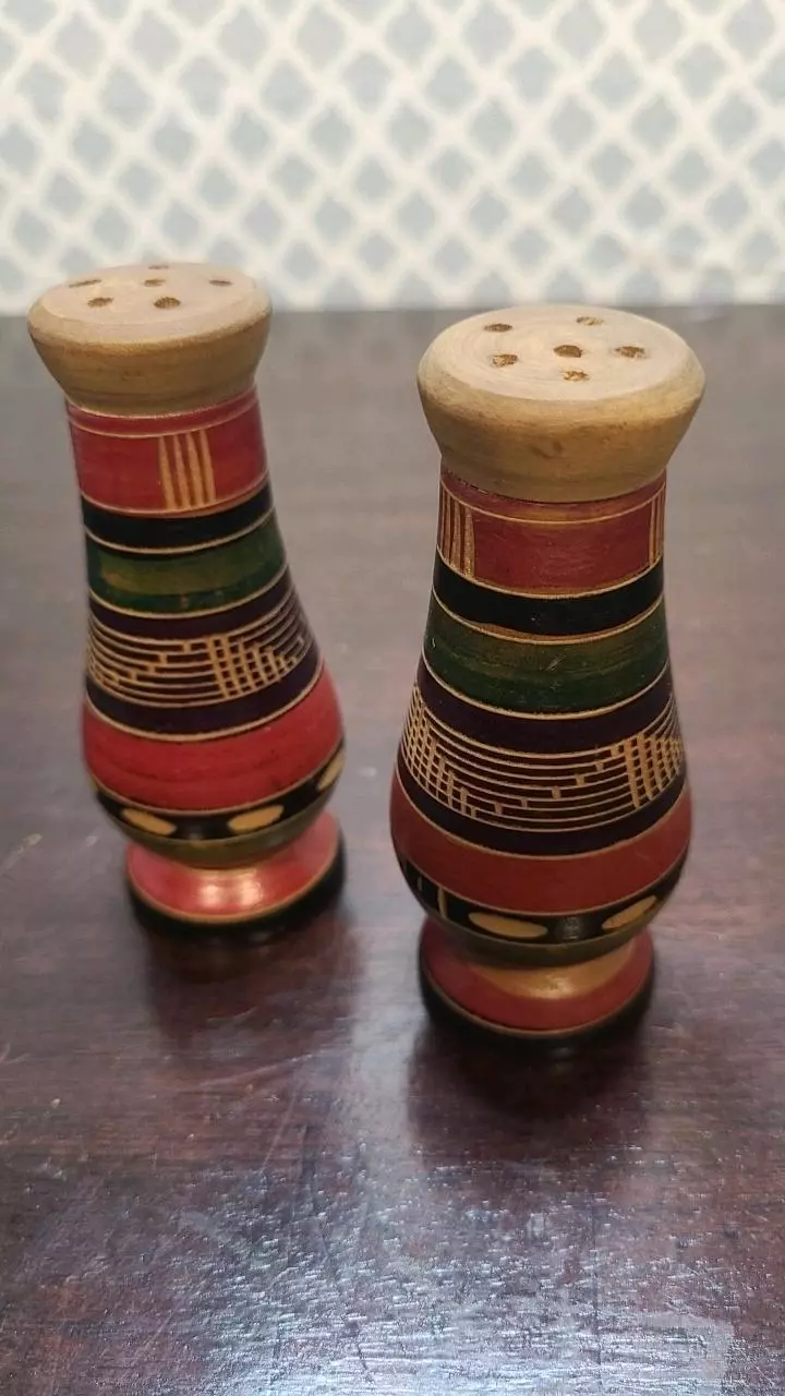 plant/Vtg Mexico Wooden Hand Carved And Painted Salt & Pepper Shakers 4"-1