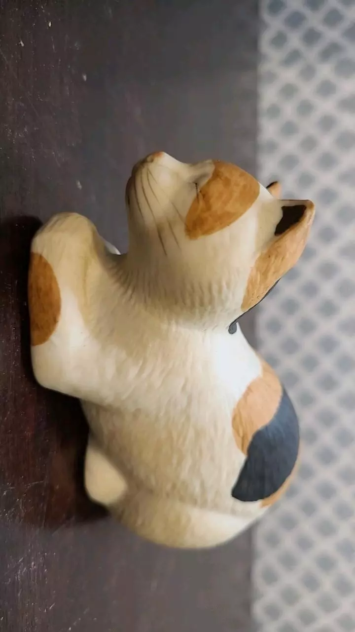 plant/Mary Lake Thompson Silvestri Porcelain Calico Kitty Cat Figurine Sleep Cuddles-1