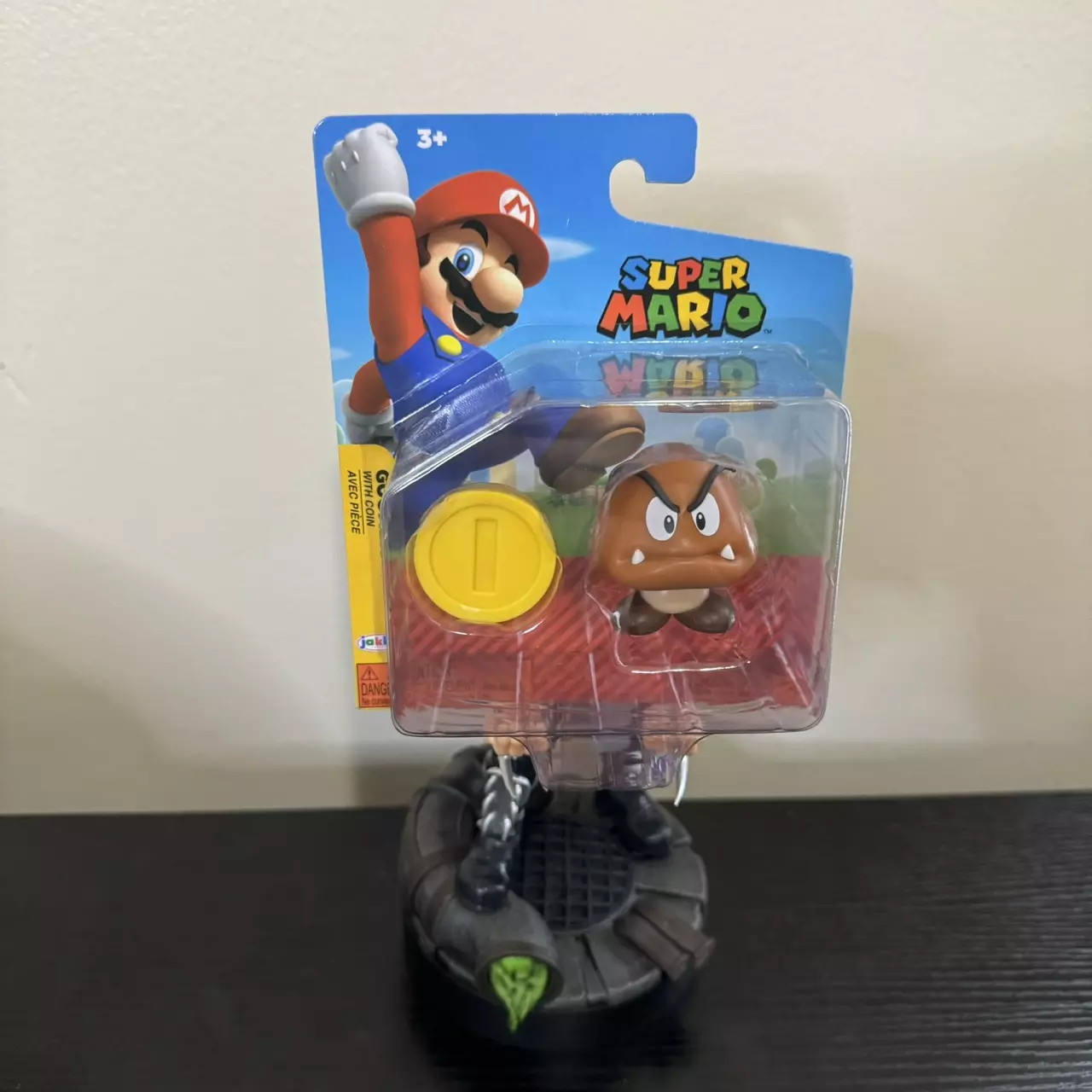 plant/Super Mario Goomba with Coin Jakks Pacific BRAND NEW!-0
