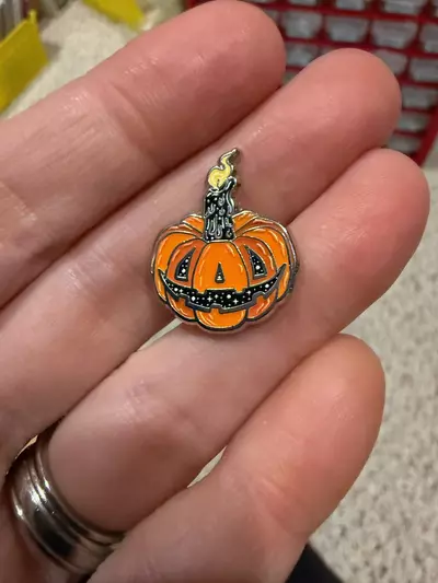 plant/Knick Knack 🎃- enamel pin Jack-o-lantern and candle-0-thumbnail