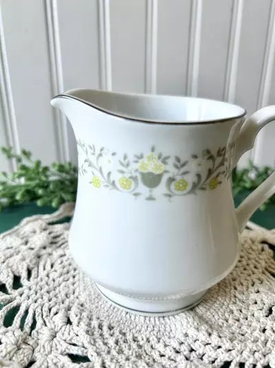 plant/Green and yellow porcelain creamer-1-thumbnail
