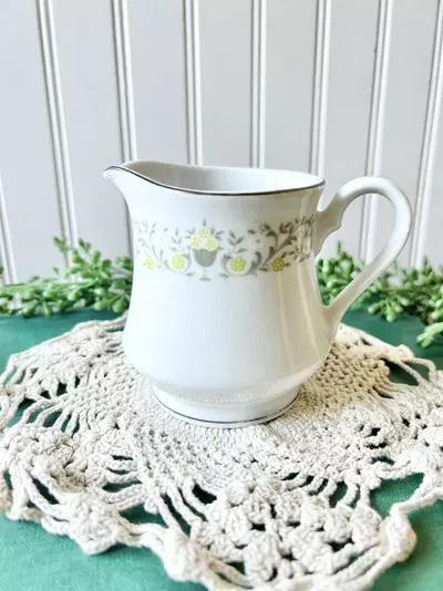 plant/Green and yellow porcelain creamer-0-thumbnail