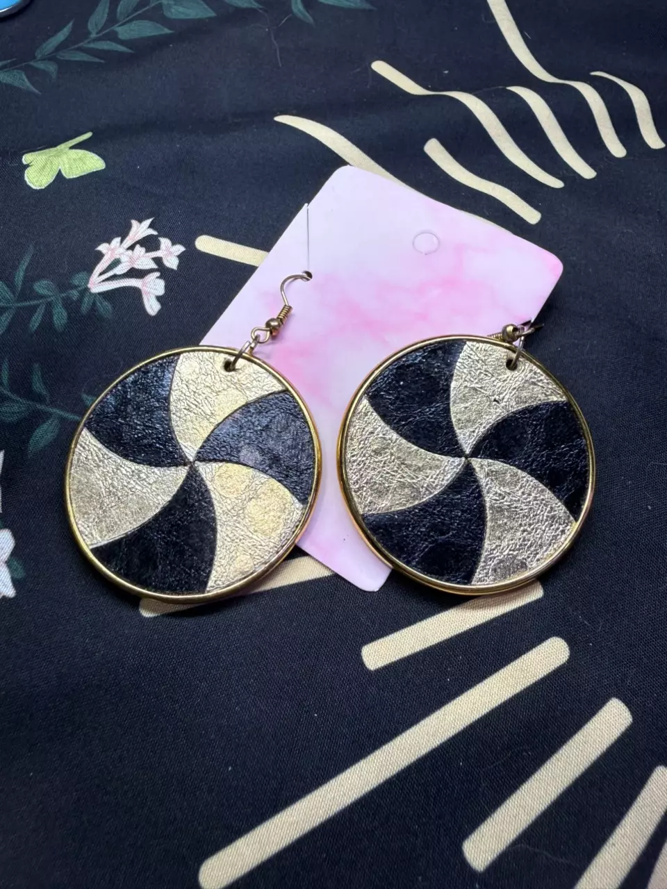 plant/Hook earrings black and gold tone-0