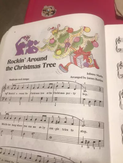 plant/Popular Christmas Songs Level 3 Piano Book-3-thumbnail