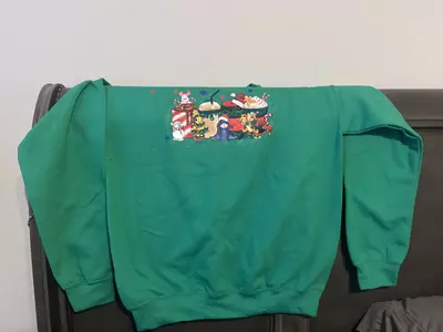 plant/Christmas Winnie The Poo Green Christmas Sweatshirt Size Medium-2-thumbnail