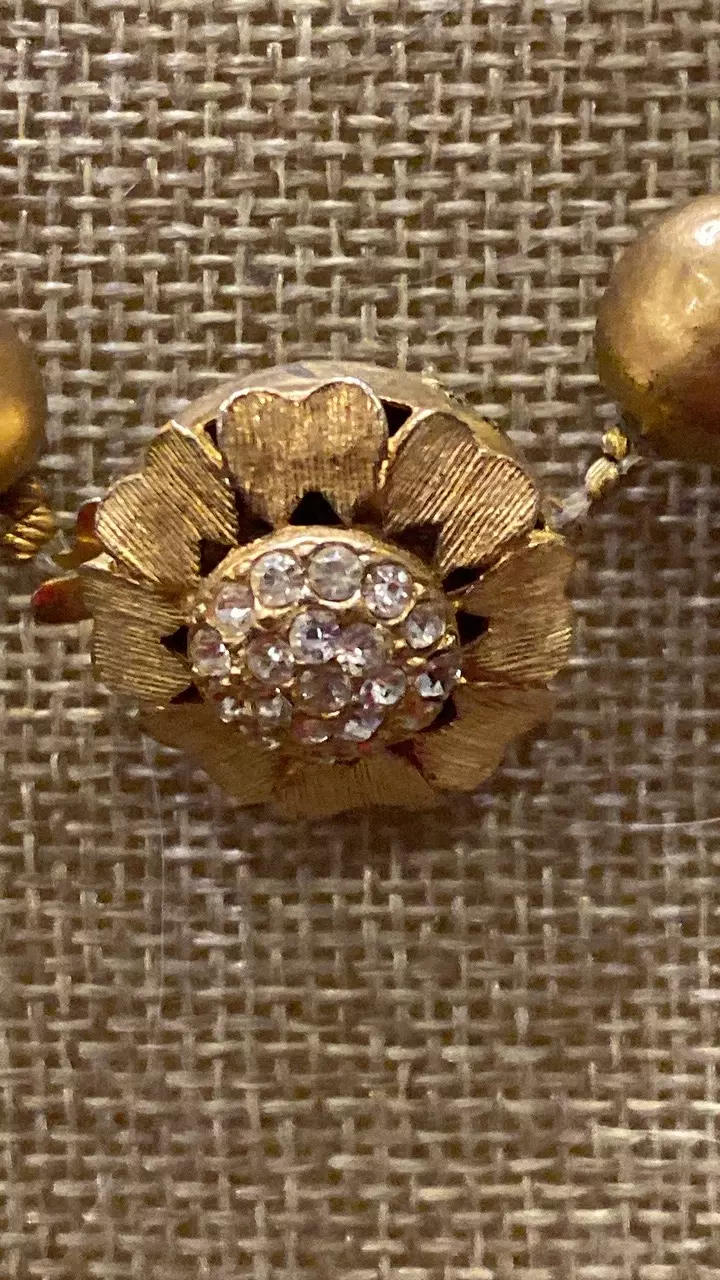 plant/VN 886 absolutely beautiful, vintage gold tone necklace with an elegant clasp-1