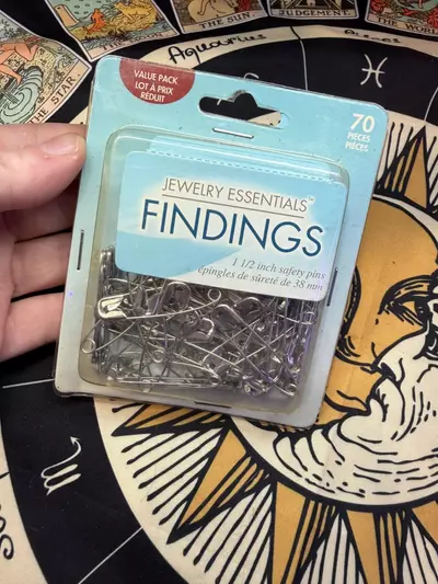 plant/Safety pins-0-thumbnail