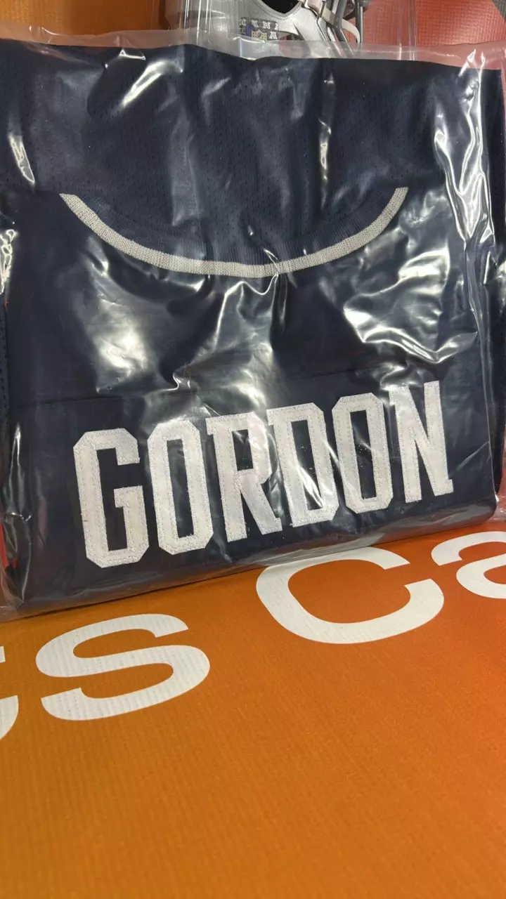 heat_pack/Past and present sports memorabilia-0