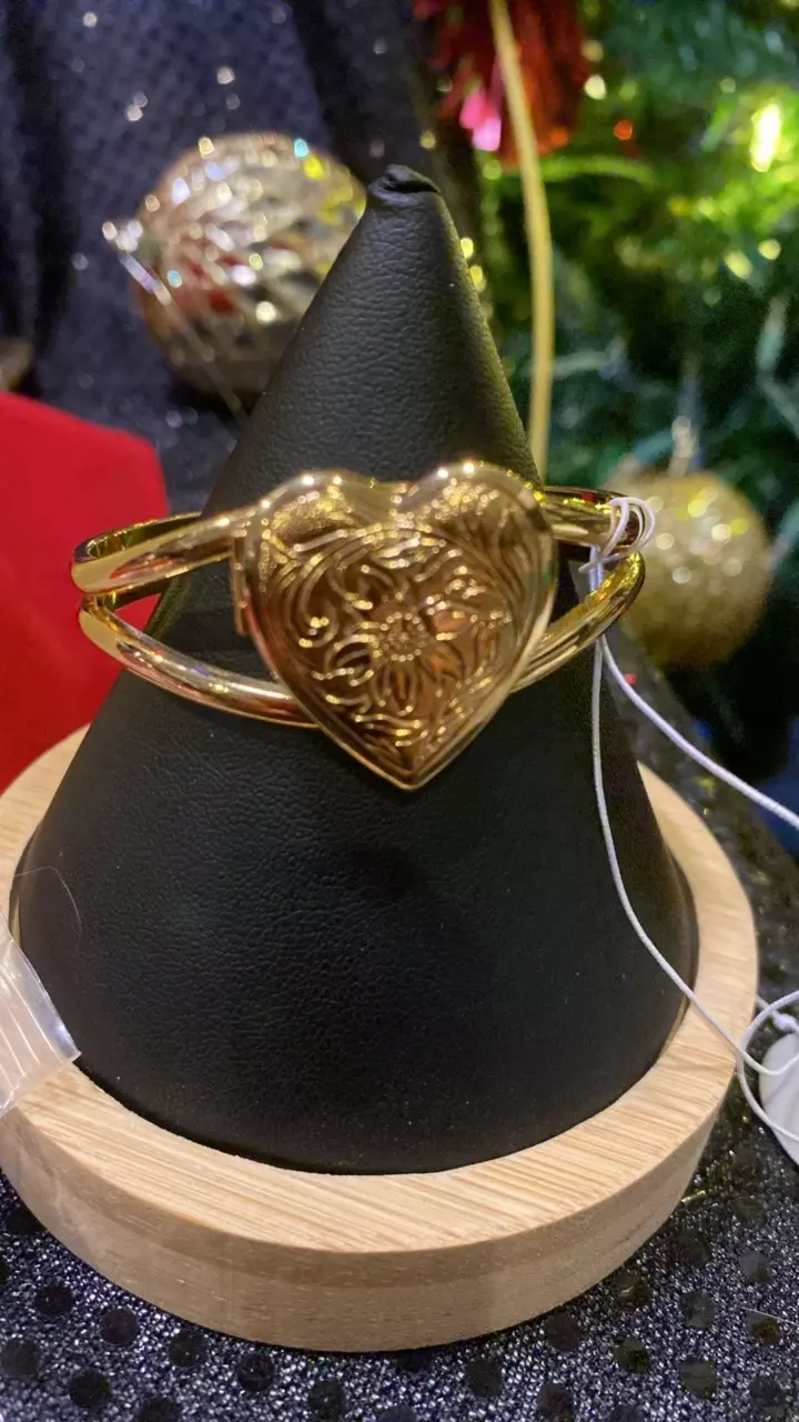 plant/VB 766 beautiful vintage locket cuff bracelet by Avon in beautiful condition-1