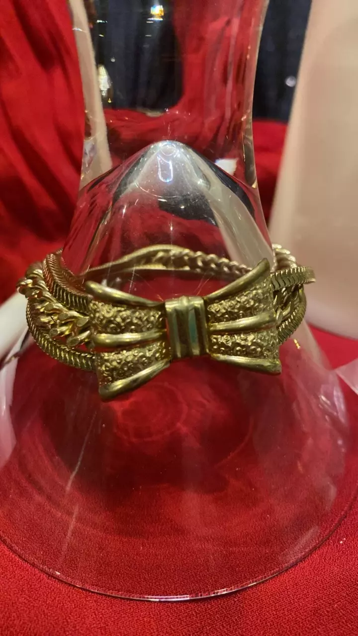 plant/VB 767 vintage gold tone bracelet, multi strand with a bow clasp-0