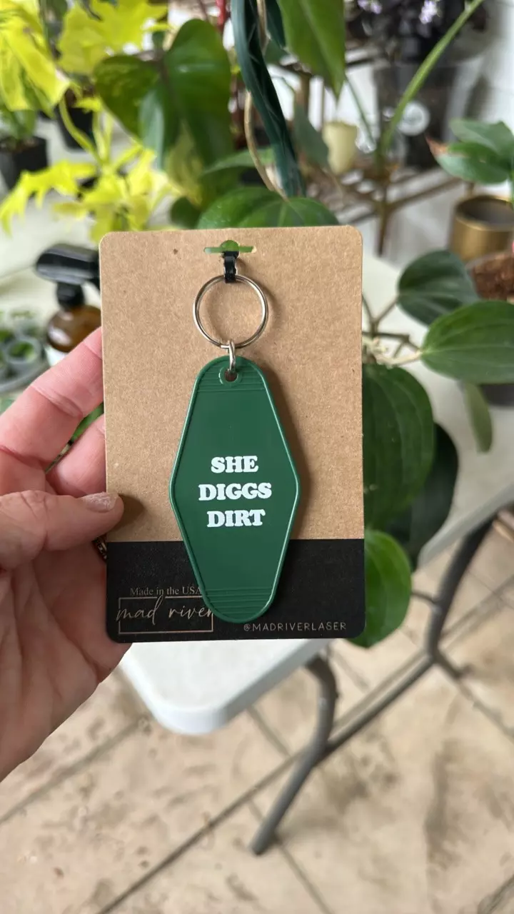 plant/She Diggs dirt key chain-0
