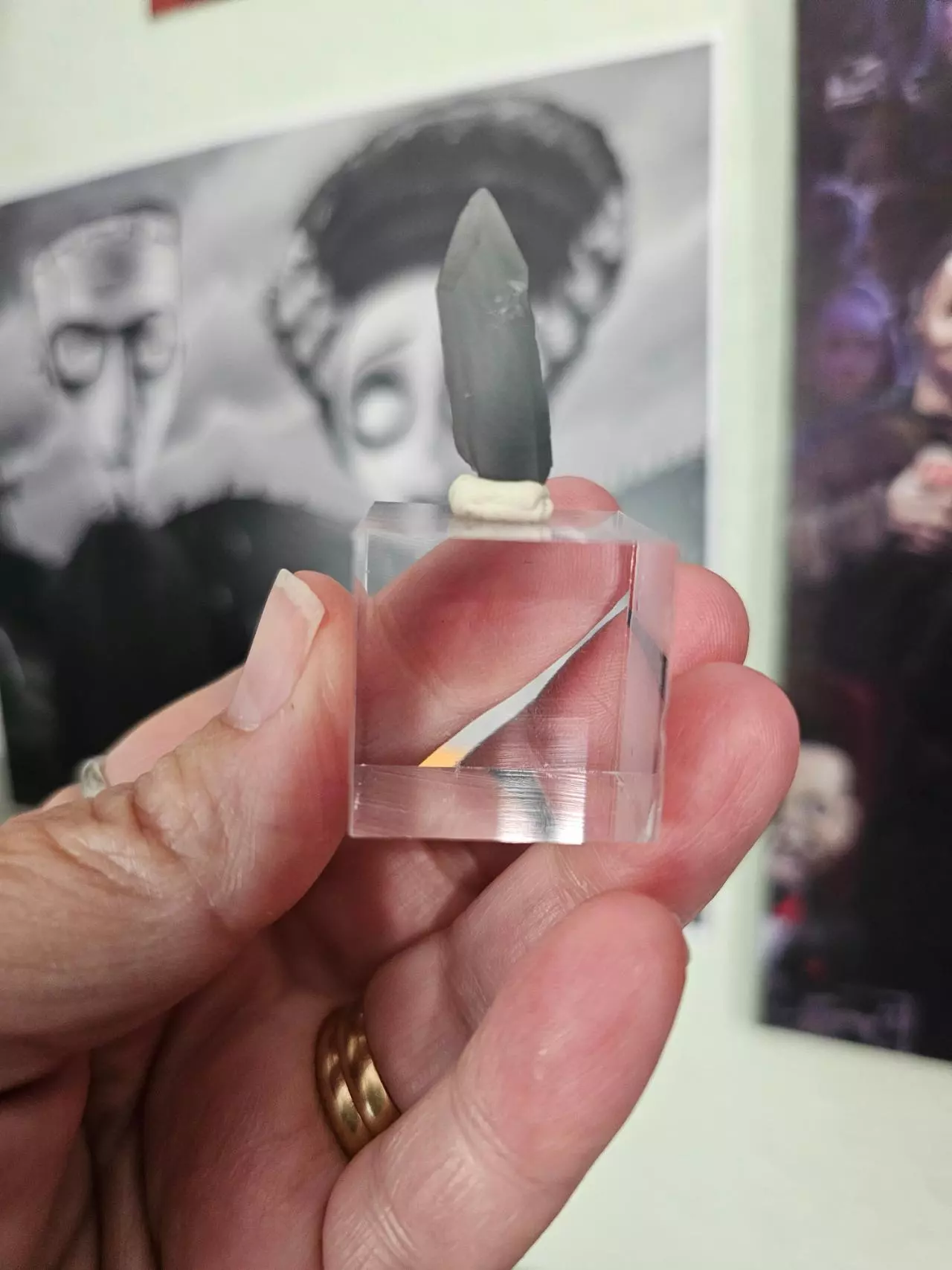 insulation/Acrylic Cube with small amount of putty-0