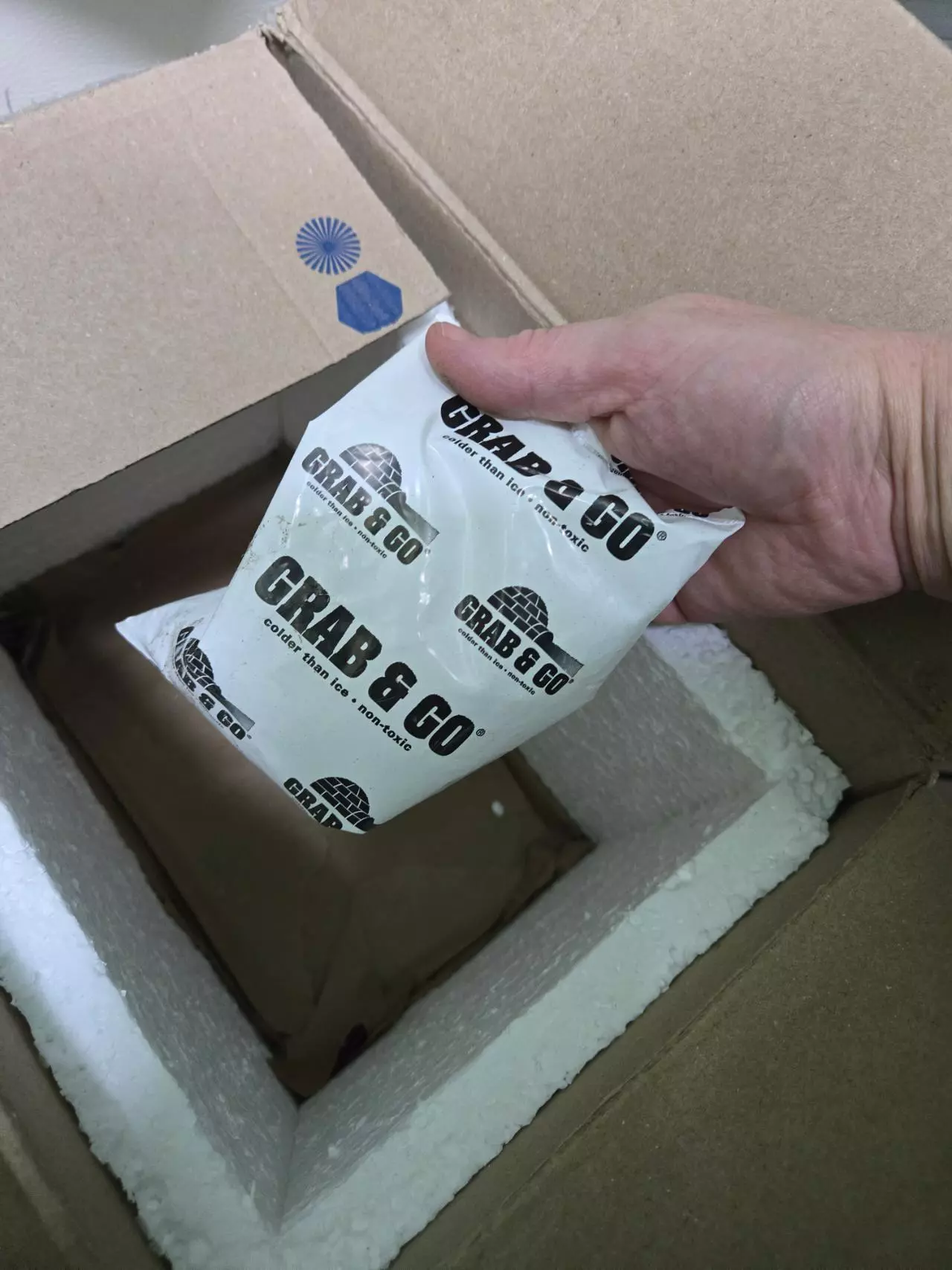 plant/Ice pack and insulation for shipping in heat-0