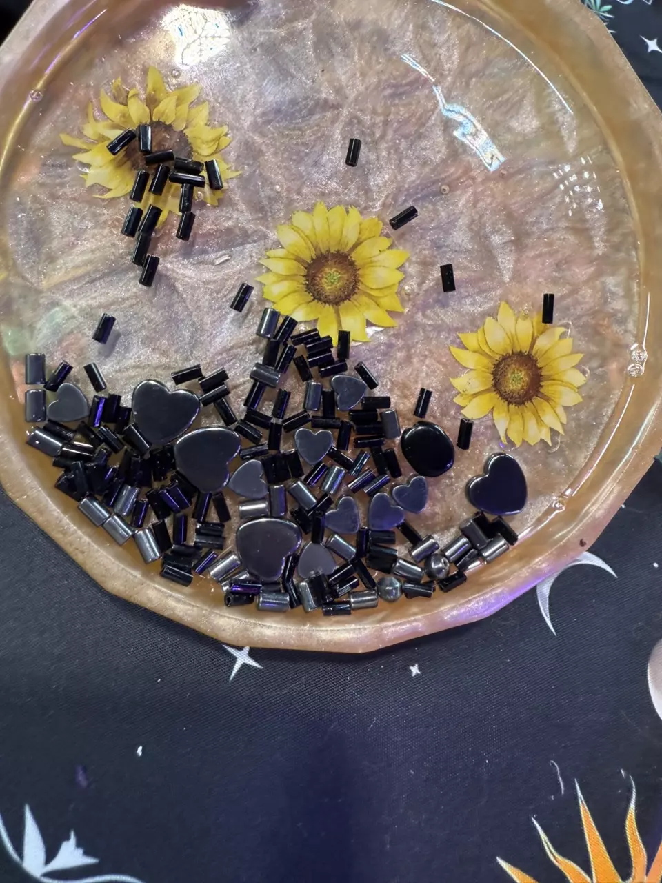 plant/Lot of black barrels and heart beads-0
