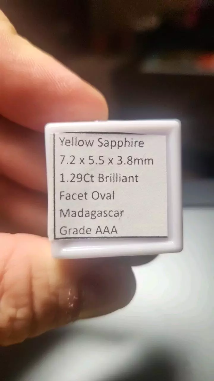 plant/1.29ct Yellow Sapphire – AAA Oval Brilliant-1
