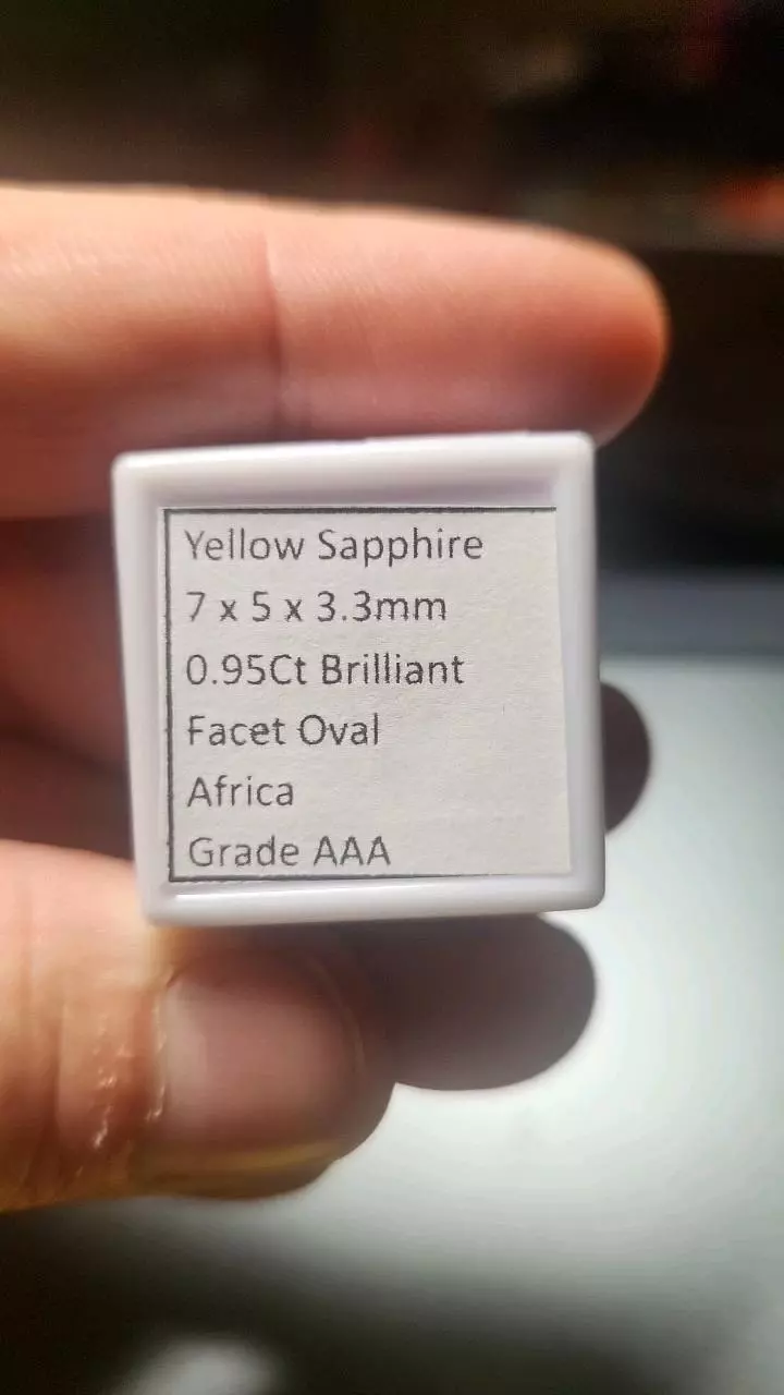 plant/0.95ct Yellow Sapphire – AAA Oval Brilliant-1