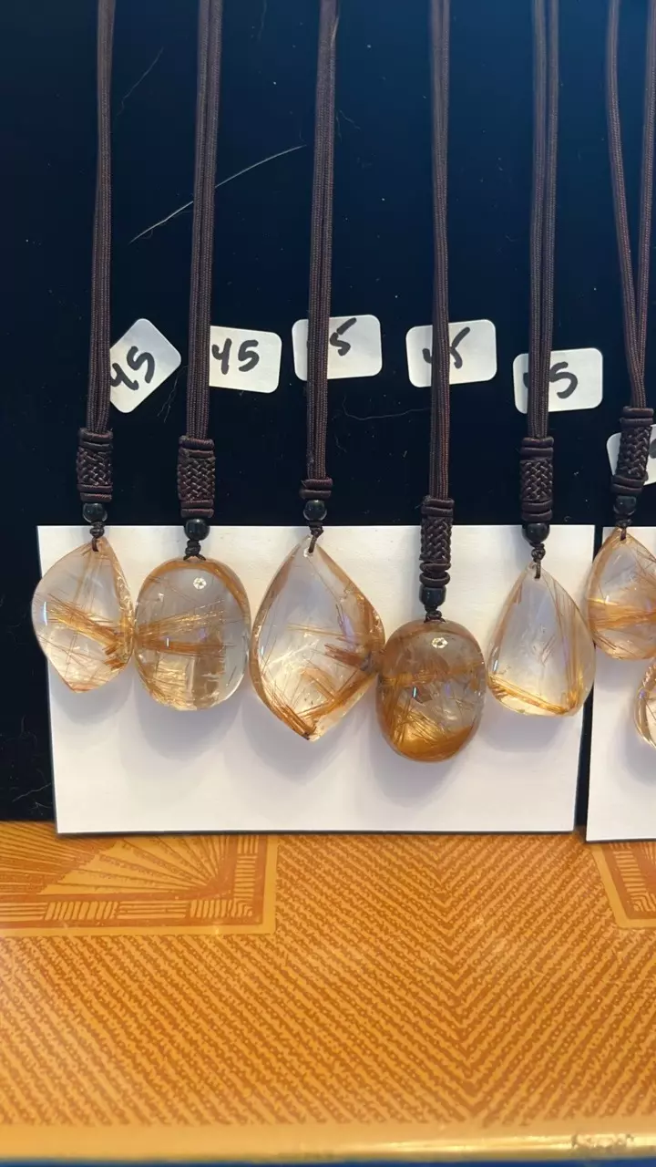 plant/Golen rutile in quartz pendamts-0