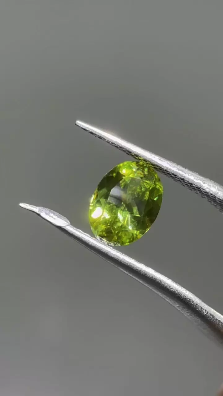 plant/Top Quality Sphene Madagascar 0.71 ct-0