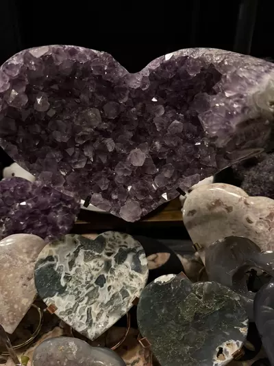 plant/Amethyst Heart Carving on custom stand-1-thumbnail