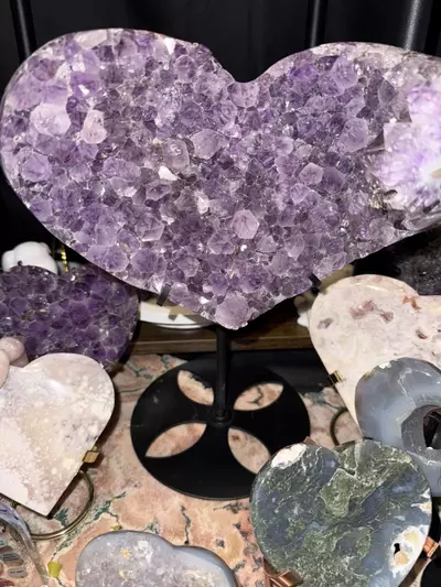 plant/Amethyst Heart Carving on custom stand-5-thumbnail