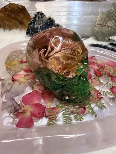 plant/Medium skull paperweight-0-thumbnail