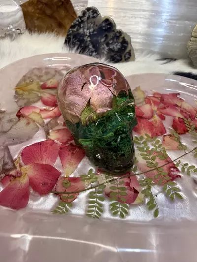 plant/Small skull paperweight-0-thumbnail