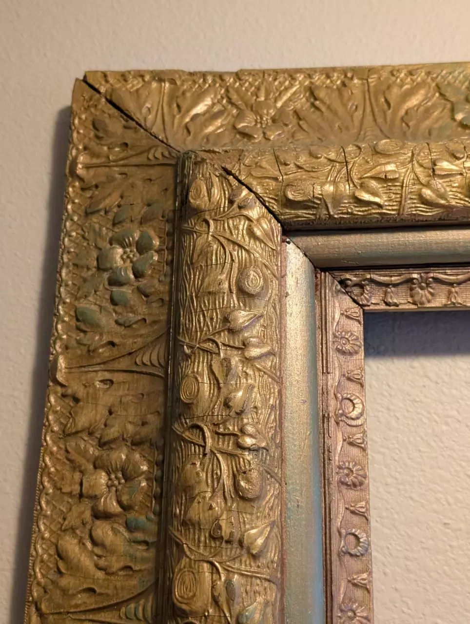 plant/Antique picture frame rustic ware 28x32-5