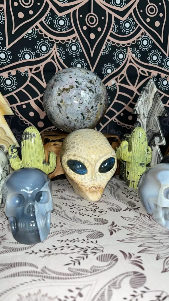 Happy Monday! Crystals & Chill!