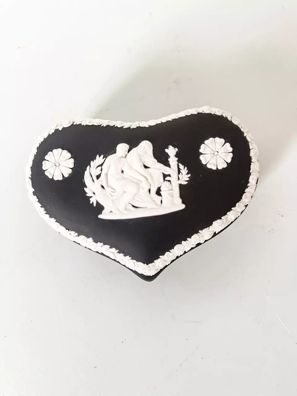 plant/Vintage Wedgwood Jasperware black trinket box-0