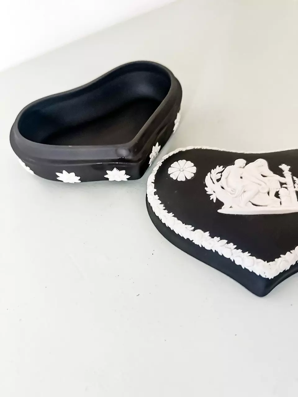 plant/Vintage Wedgwood Jasperware black trinket box-1