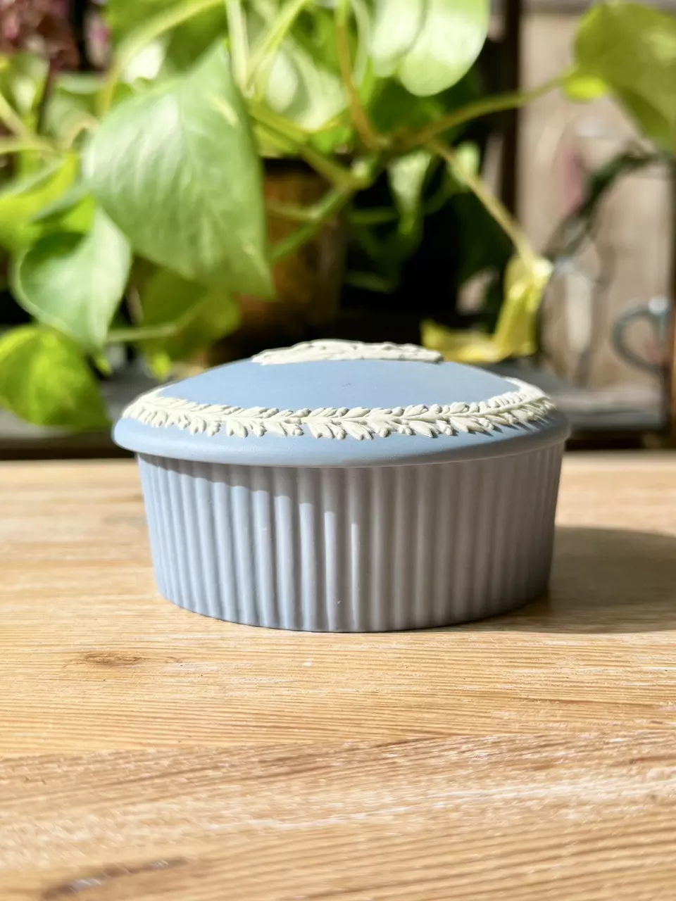 plant/Round Fluted Box w/Lid - Sleeping Cupid-2