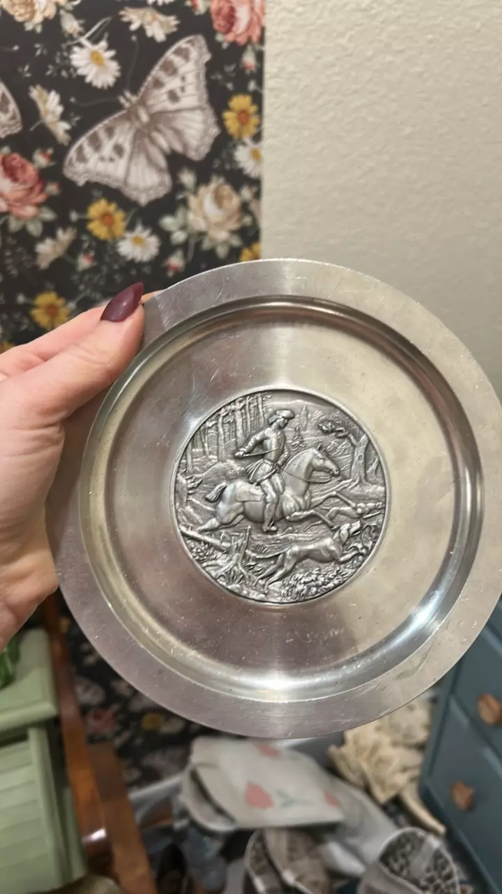 plant/pewter hunt scene-0