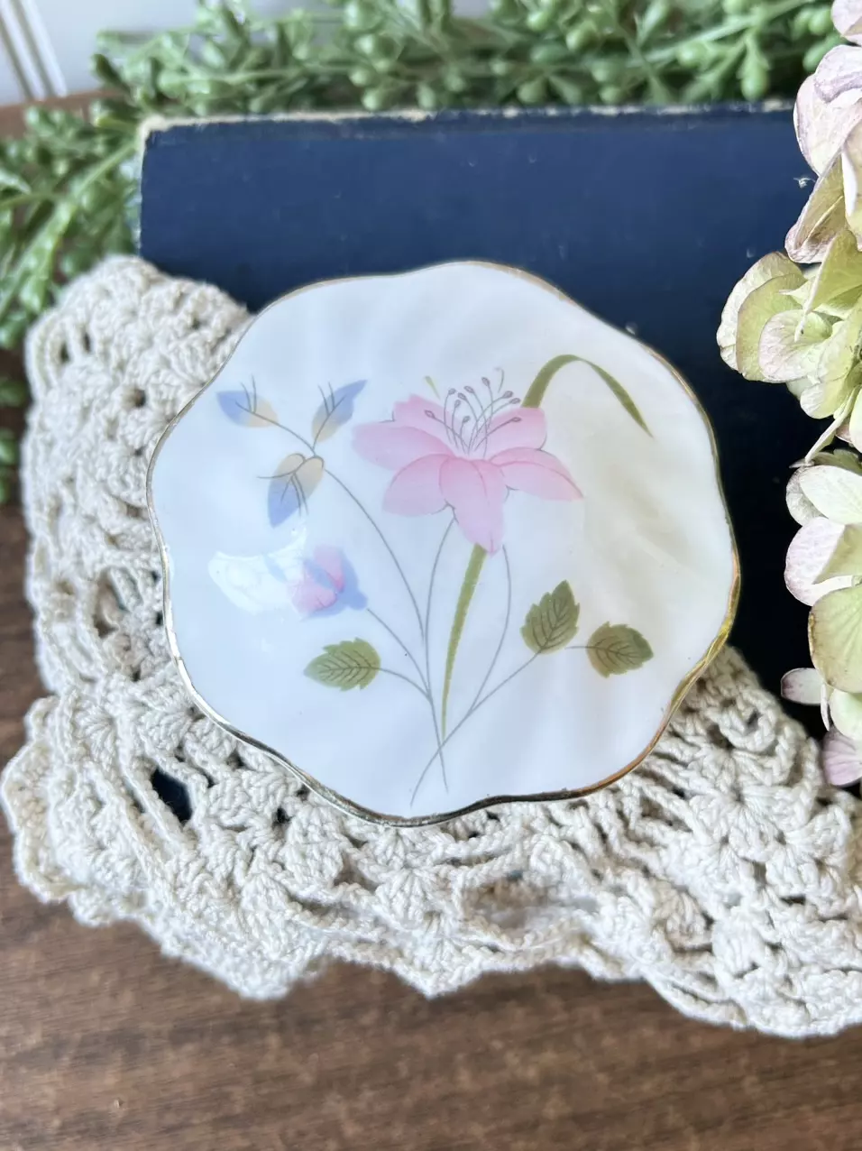 plant/Hand painted porcelain trinket box 3 1/2x 2-0