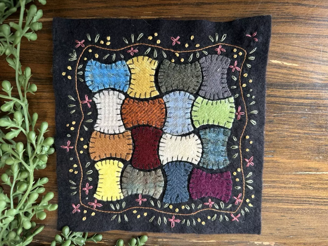 plant/Hand-stitched wool appliqué quilt block with spools pattern-0