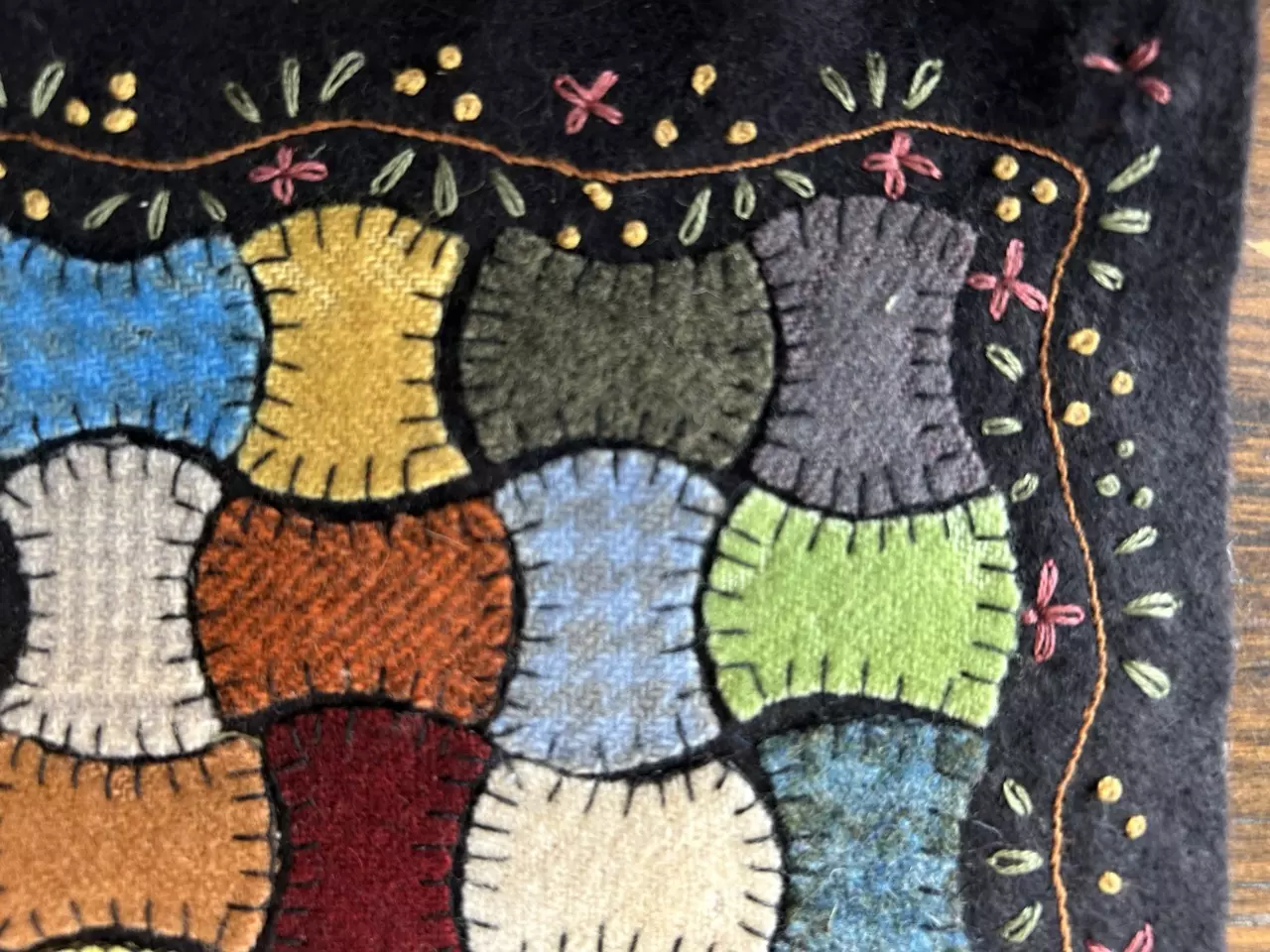 plant/Hand-stitched wool appliqué quilt block with spools pattern-1