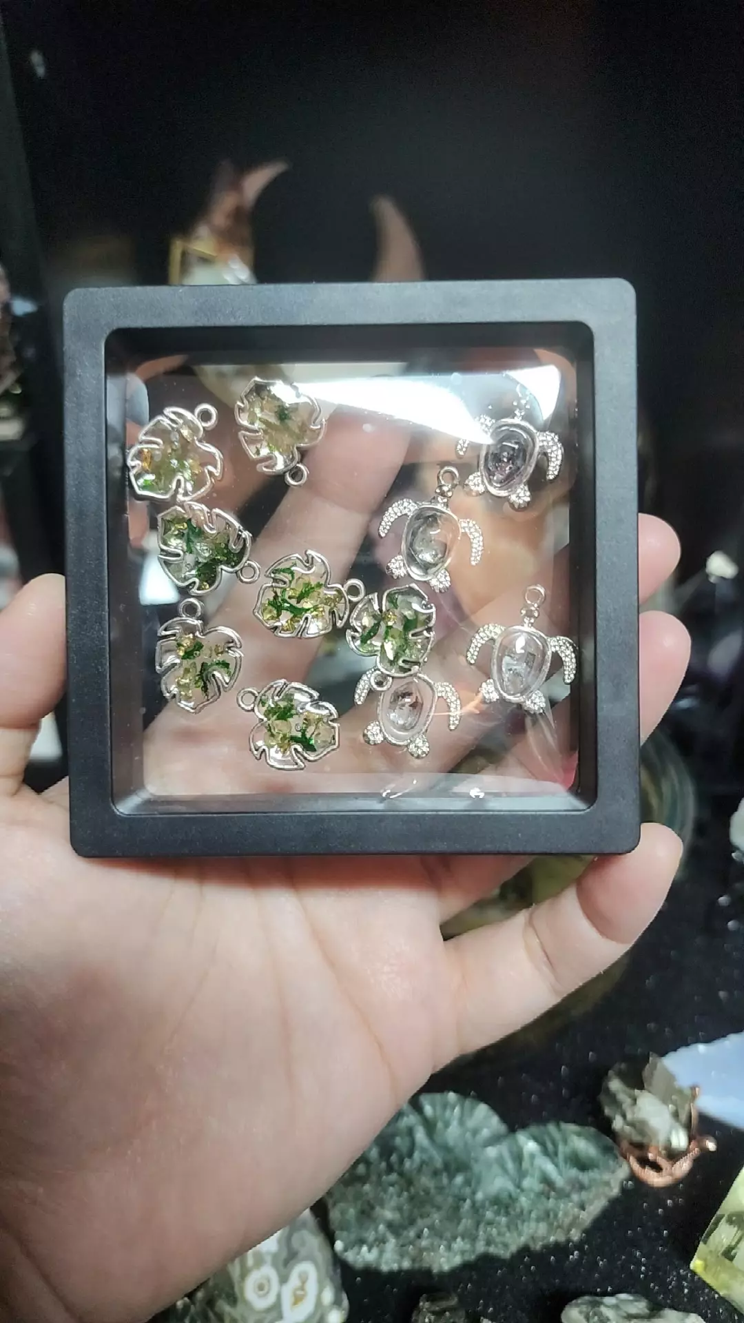 plant/Monstera Leaf charm with epidote chips-0