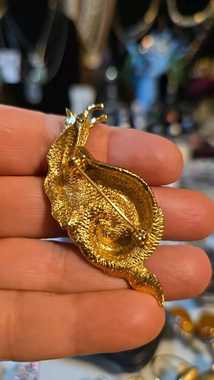 plant/Snail brooch pin Goldtone Vintage-1